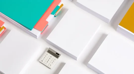Préparation méthodique d'un dossier de financement immobilier avec organisation des documents