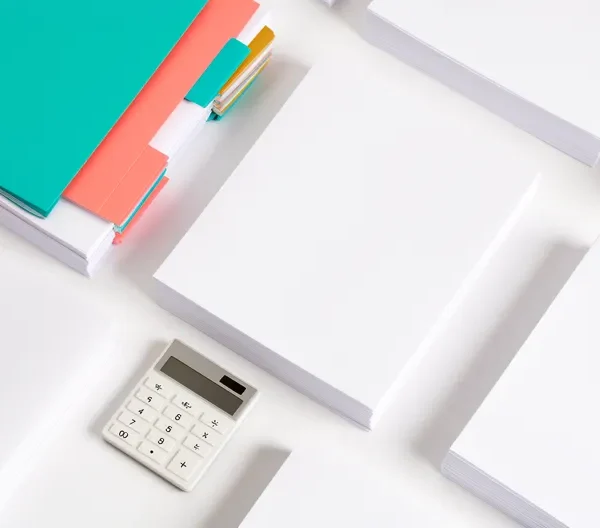 Préparation méthodique d'un dossier de financement immobilier avec organisation des documents