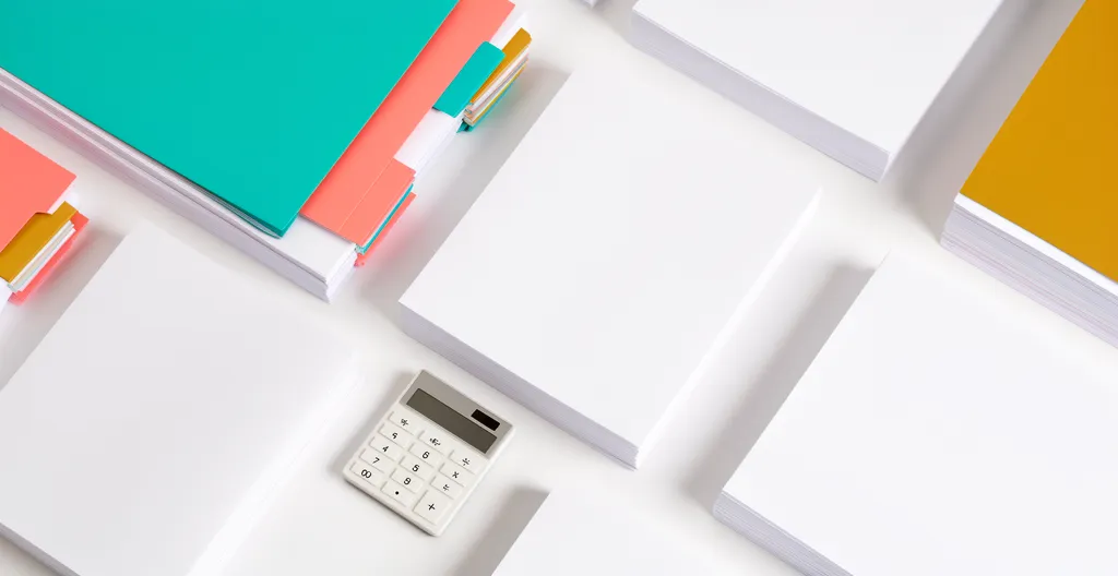 Préparation méthodique d'un dossier de financement immobilier avec organisation des documents