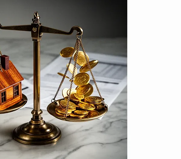 Vue conceptuelle d'une balance équilibrée entre immobilier et fiscalité