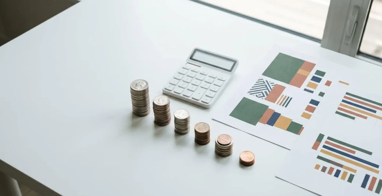 Calculatrice et graphiques financiers illustrant le budget d'un ménage