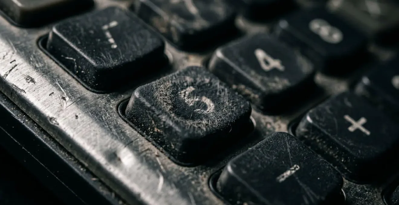 Vue macro extrême sur les touches d'une calculatrice avec profondeur de champ millimétrique